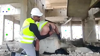 Eletricista safado tr&aacute;s os consolos da esposa&comma; pro seu colega enfia nele na obra&comma; fica todo arreganhado